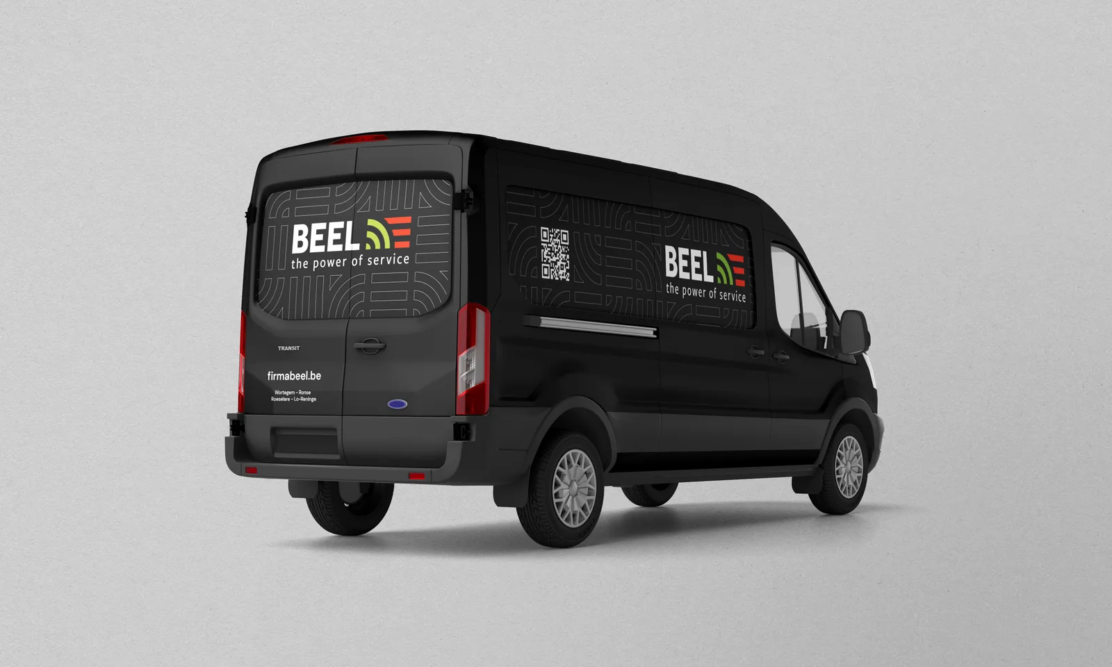 De zwarte bestelwagen met het BEEL-logo, firmabeel.be en de QR-code op de laadruimte.
