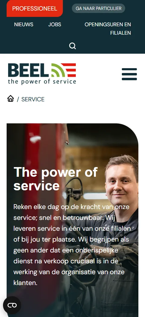 De Service-pagina op mobiel: het menu en het logo boven de hero 'The power of service' met een monteur in de werkplaats.