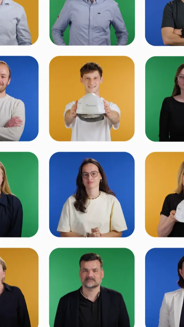 Socialpost voor de Open Wervendag: het raster teamportretten op groen, blauw en oranje, met de collega die de M-gineers-helm vooruitsteekt.