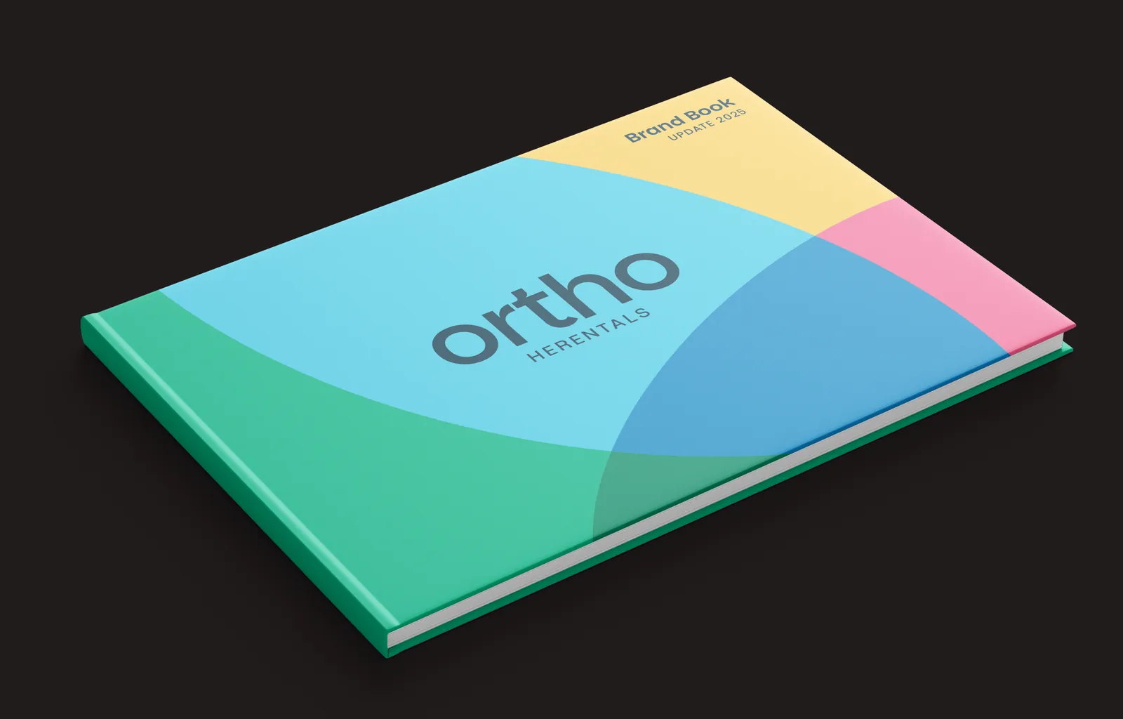Het brandbook, gesloten: de cover met het woordmerk op de vijf overlappende kleurvlakken en de vermelding Brand Book Update 2025.