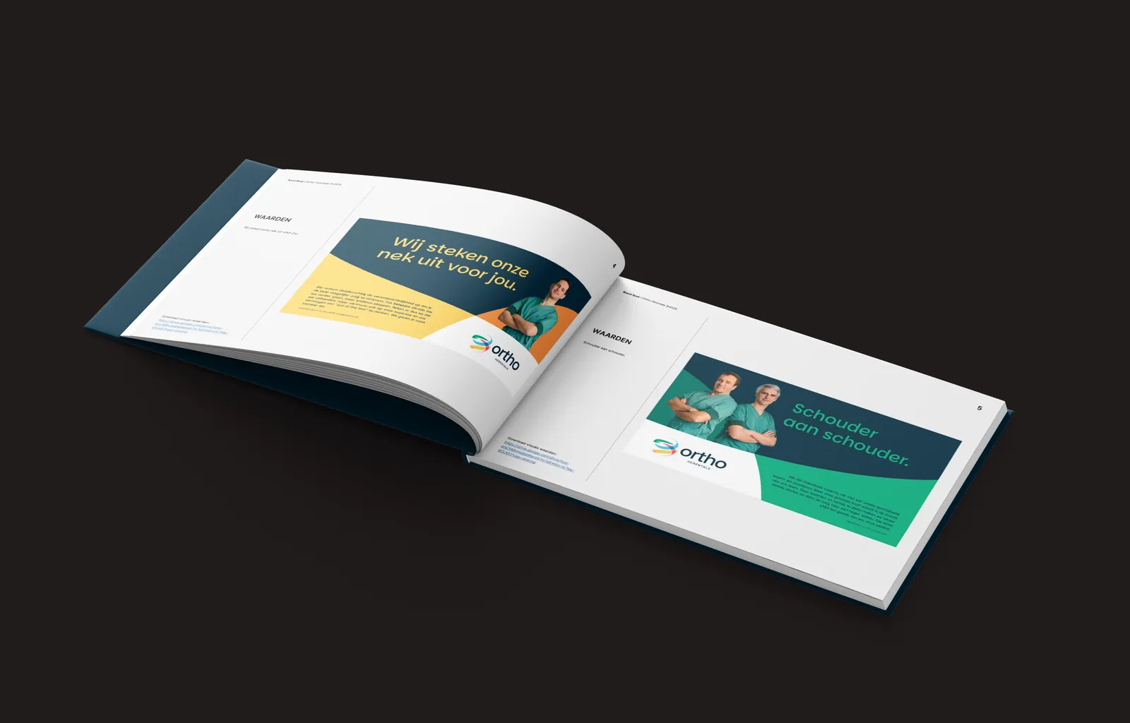 Het brandbook open op de waarden: de spread Wij steken onze nek uit voor jou en Schouder aan schouder, elk met een specialist in het groen.