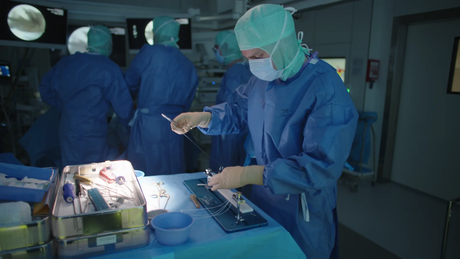 Beeld uit de imagofilm: een chirurg aan de instrumententafel in het OK.