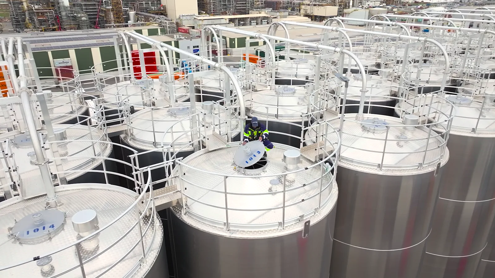 Beeld uit de Perfect Flow-film: dronebeeld over de silodaken, een operator opent luik 1013.