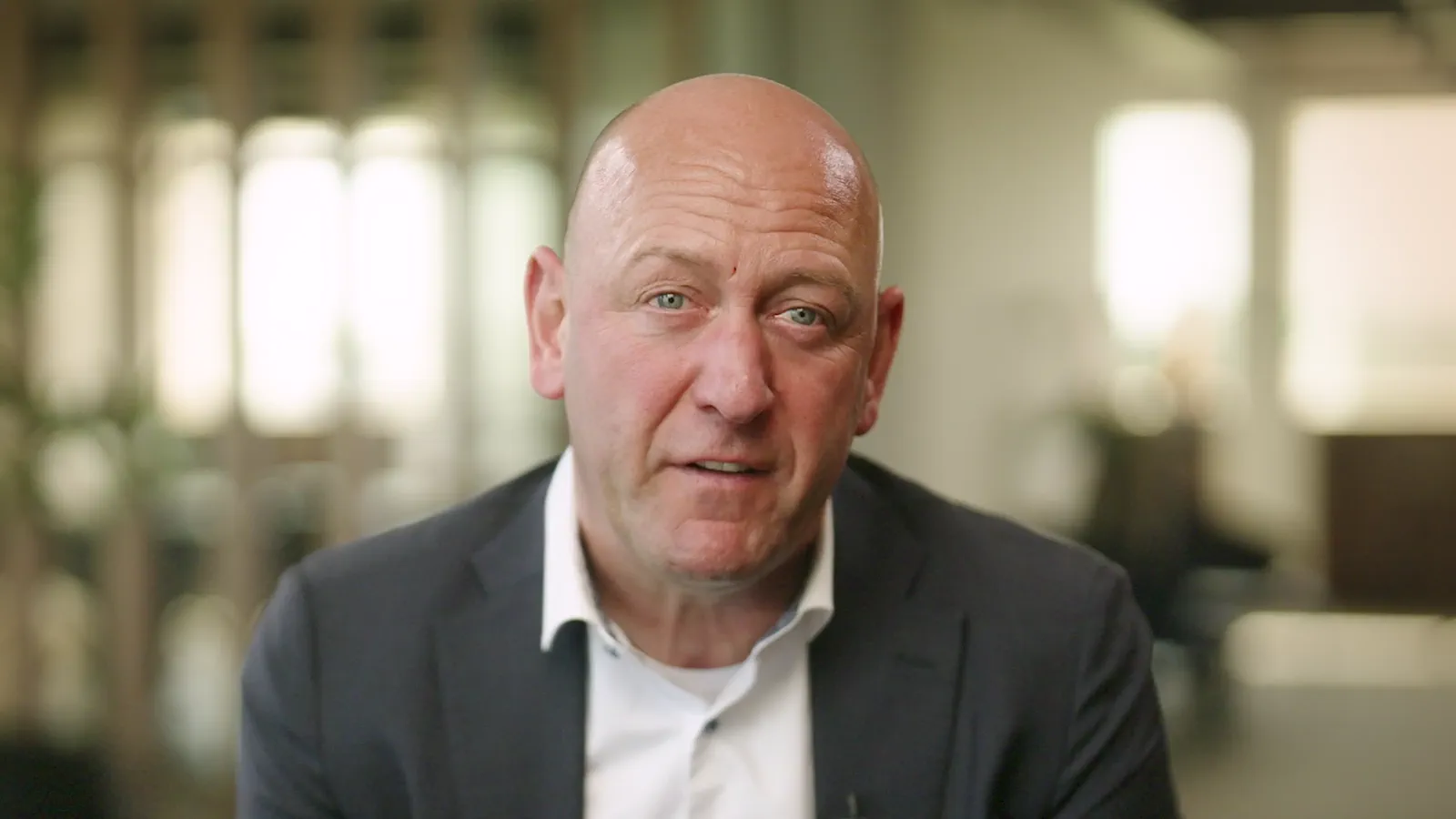 Beeld uit Vision 500: Jo Van Moer in gesprek met de camera op het kantoor.